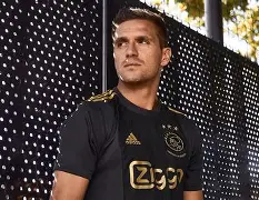 包含阿贾克斯发布备战花絮，今晚豪取连胜，社区盾任务艰巨，纪律约束更严格的词条